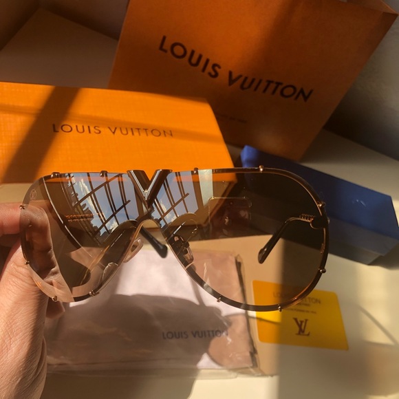 Louis Vuitton - Picture 2 of 7